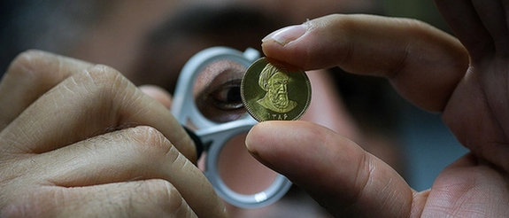 نماینده تهران: طلا و ارز بمب کنترل از راه دور دشمن است