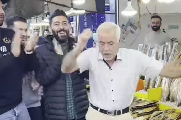 رقصة مسن إيراني تثير جدلا واسعا.. ووزير السياحة يعلق