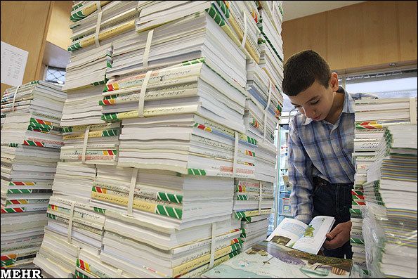 با وجود اصرار حکومت بر آموزش حضوری، کتاب‌های درسی هنوز توزیع نشده‌اند