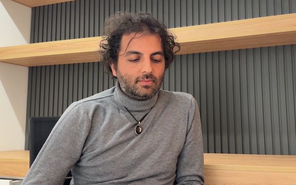 فرشاد هاشمی جوایزی را که در جشنواره فیلم پالرمو گرفت به هنرمندان مستقل تقدیم کرد