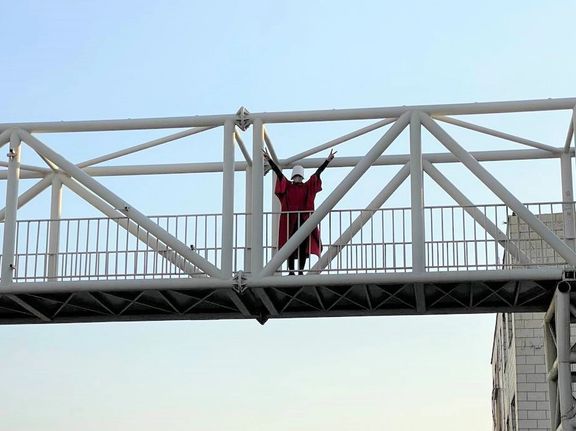 اعتراض نمادین یک زن با لباس شخصیتهای «سرگذشت ندیمه»