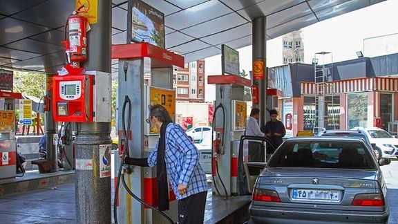 Fuel shortages and rationing push Iranians into gasoline black market