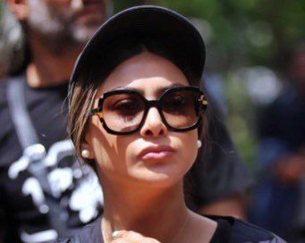 روزنامه شرق: پاسپورت آزاده صمدی در فرودگاه توقیف و او ممنوعالخروج شد