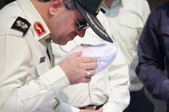 انخفاض كميات الأفيون المصادَر يهدد إنتاج الأدوية المخدّرة في إيران