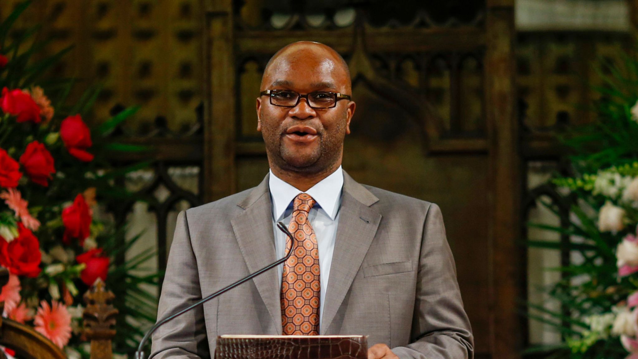 جسد سفیر آفریقای جنوبی در پایین هتلی در پاریس کشف شد