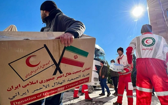 مركز إسرائيلي: إيران تعيد بناء القدرات العسكرية لحزب الله سرا.. "تحت غطاء الهلال الأحمر"