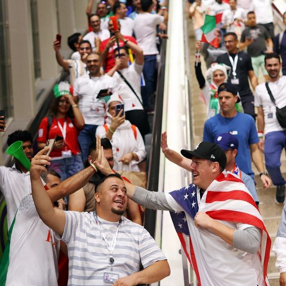 دست دوستی هوادار ایرانی و آمریکایی