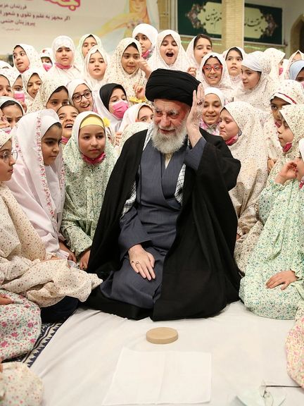 إعلام الحرس الثوري يدعو لإدراج "ولاية الفقيه" في المناهج الدراسية بإيران