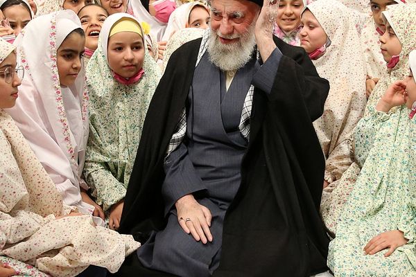 إعلام الحرس الثوري يدعو لإدراج "ولاية الفقيه" في المناهج الدراسية بإيران