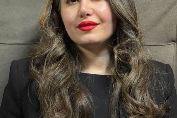 معلّمة إيرانية معتقلة خلال الاحتجاجات تواجه خطر الحكم بالإعدام