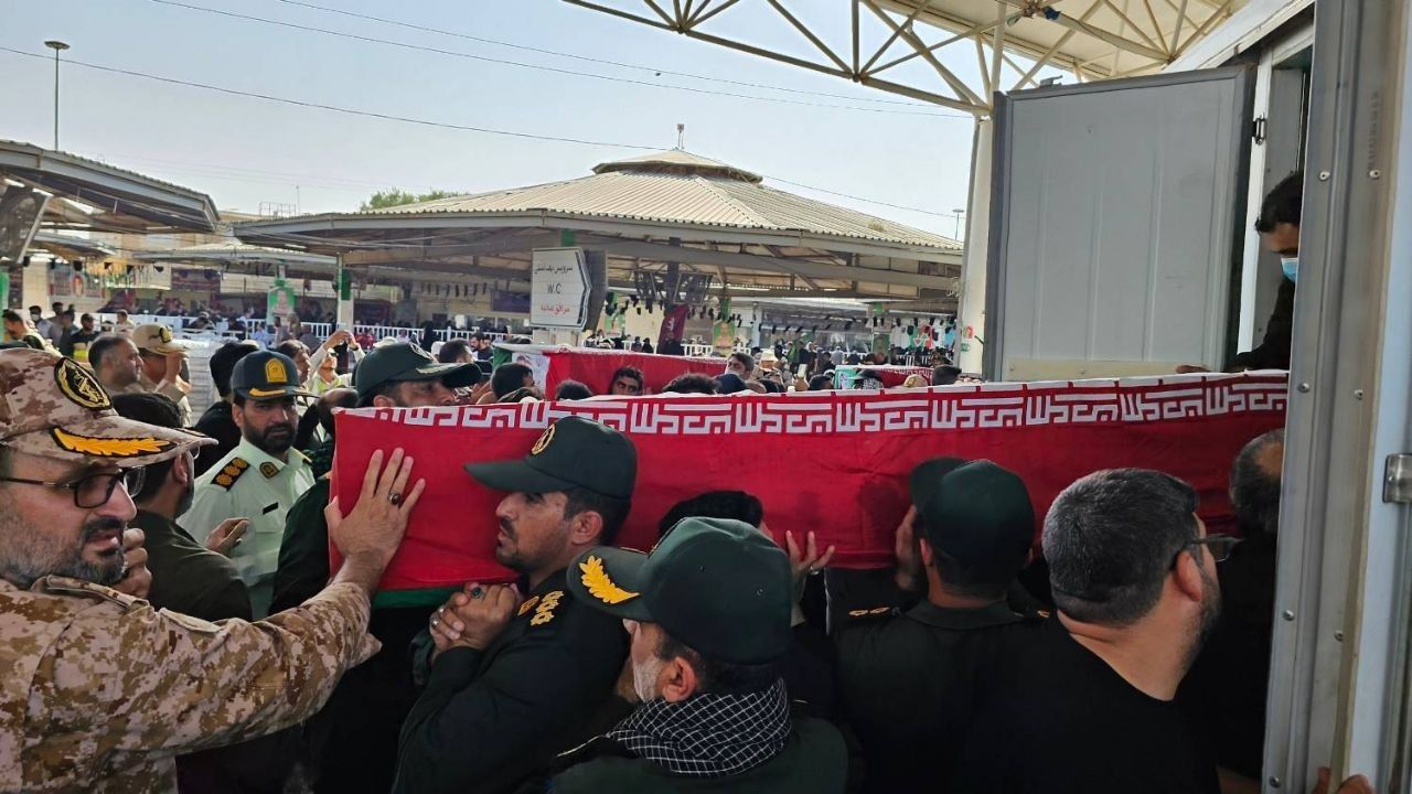 تابوت‌های ۵ عضو کشته‌شده سپاه پاسداران در حملات آمریکا و عربستان سعودی وارد ایران شد