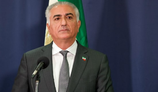 رضا بهلوي يطالب العالم بدعم إضراب سائقي الشاحنات في إيران