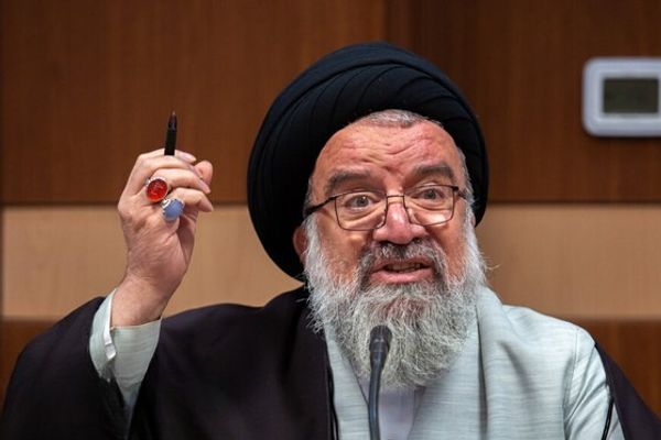 خطيب جمعة طهران: على جميع مسؤولي النظام "السمع والطاعة" لرأي "الولي الفقيه"