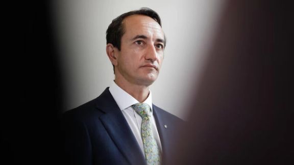 سيناتور أسترالي يطالب بضرورة تنفيذ العقوبات ضد "ذراع دعائية للنظام الإيراني"