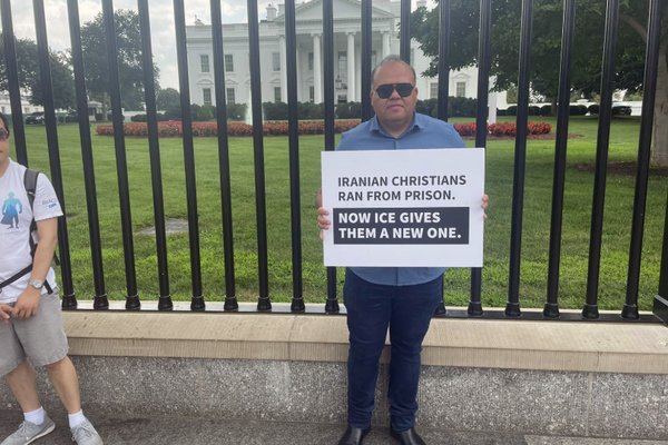 مجلة أميركية: ترحيل إيرانيين متحوّلين دينيا إلى طهران يعرّضهم لخطر التعذيب والموت