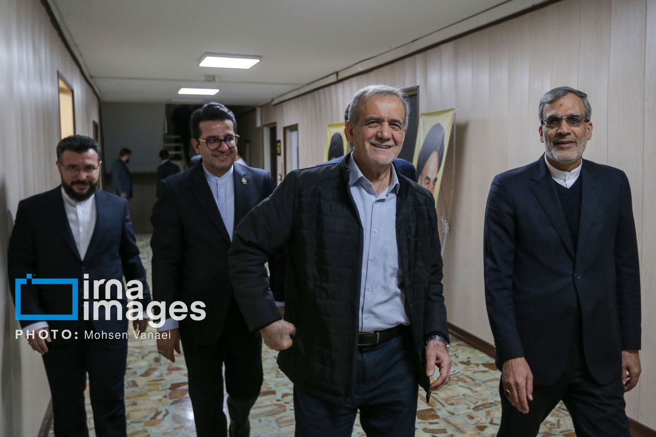 پزشکیان: مشکل اقتصاد راه‌حل علمی دارد و با تغییر وزیر حل نمی‌شود