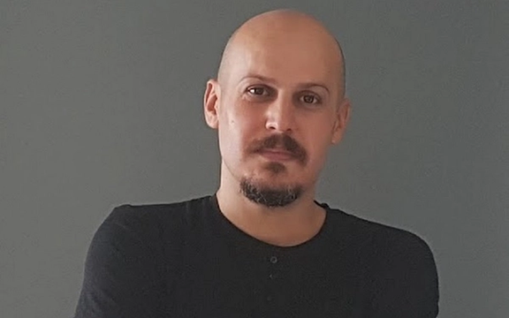 Iranian filmmaker puts kidney up for sale in sign of dire times