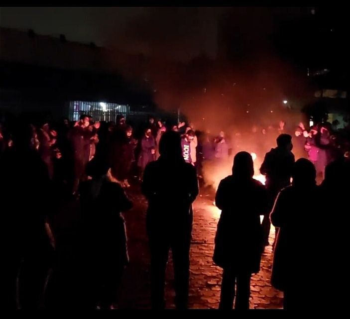 تداوم اعتراضات شبانگاهی؛ معترضان دوشنبه شب با شعار علیه جمهوری اسلامی راهی خیابان‌ها شدند