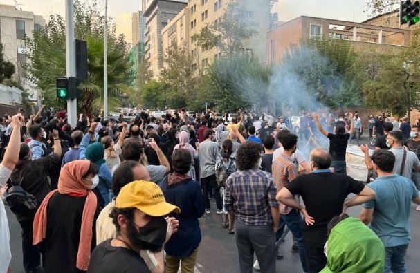 مقتل ما لا يقل عن 5 أشخاص وإصابة 30 آخرين برصاص الأمن الإيراني في مدينة "ملكشاهي"   