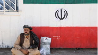 تصاعد الدعوات لطرد المهاجرين الأفغان.. مع تدهور الاقتصاد الإيراني