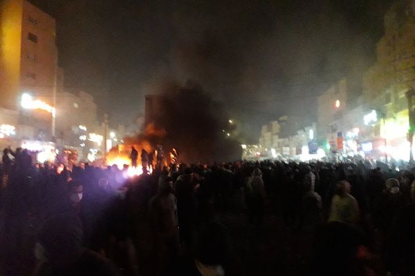 بسيناريو مسبق.. الحكم بإعدام 7 متظاهرين بعد محاولة إحراقهم داخل قاعدة لـ"الباسيج" في طهران