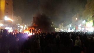 بسيناريو مسبق.. الحكم بإعدام 7 متظاهرين بعد محاولة إحراقهم داخل قاعدة لـ"الباسيج" في طهران