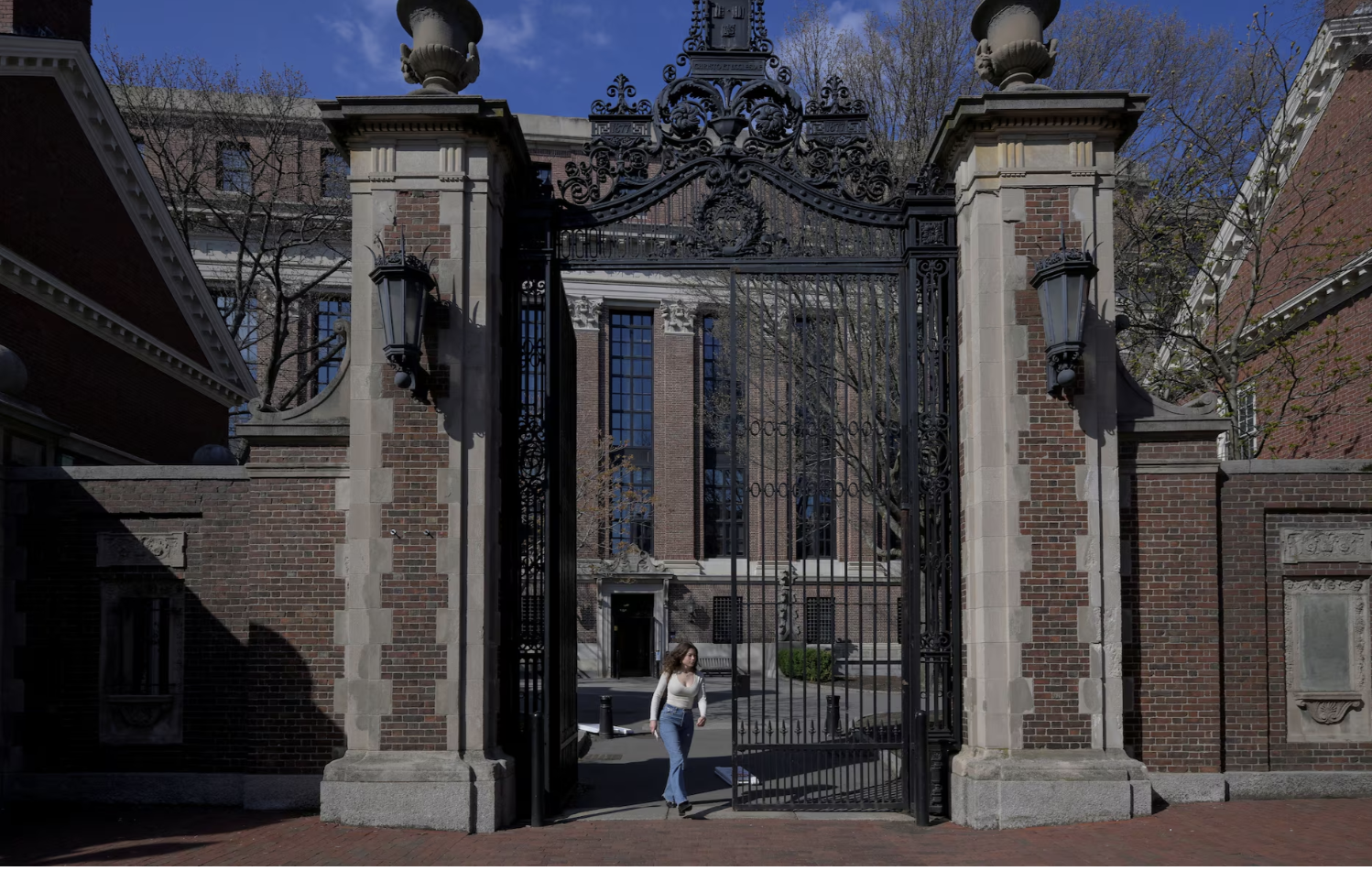 دولت ترامپ به سفارتخانه‌های آمریکا دستور داد مصاحبه‌های ویزای دانشجویی را متوقف کنند