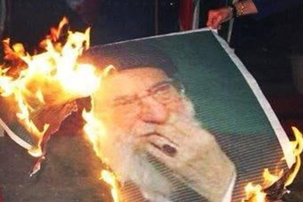 Iranians Chant Overnight Slogans, Set Khamenei Banner Ablaze