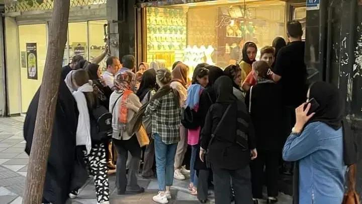 People queue to buy gold jewelry in Tehran (Undated)
