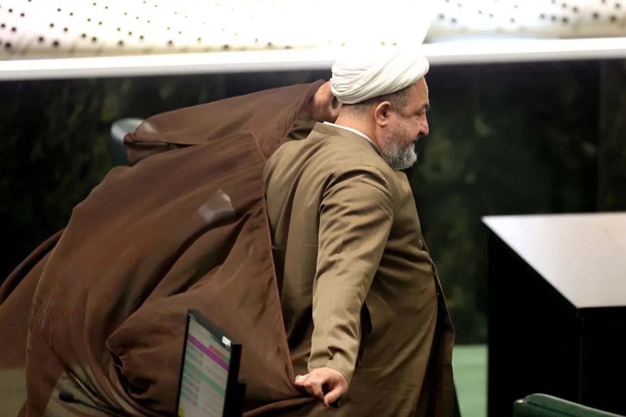 پاسخ یک پزشک به «توهین» نماینده تهران: امیدوارم ادرار رسایی بند بیاید تا به ما التماس کند