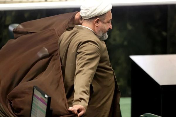 پاسخ یک پزشک به «توهین» نماینده تهران: امیدوارم ادرار رسایی بند بیاید تا به ما التماس کند