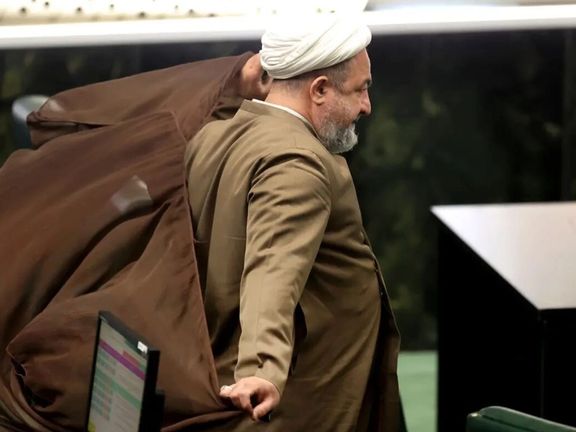 پاسخ یک پزشک به «توهین» نماینده تهران: امیدوارم ادرار رسایی بند بیاید تا به ما التماس کند