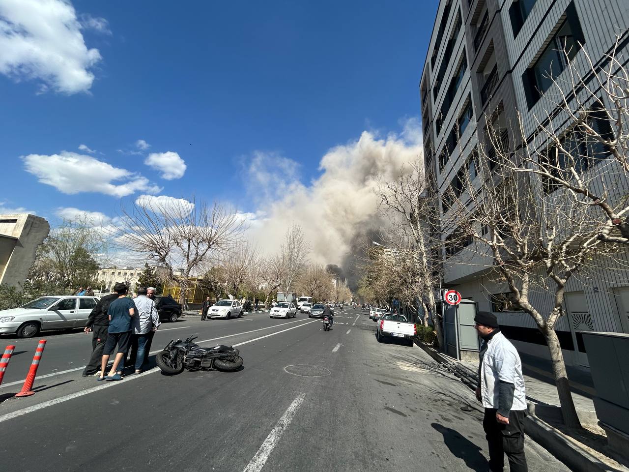 ادامه حملات در روز جمعه؛ صدای چندین انفجار در غرب تهران شنیده شد