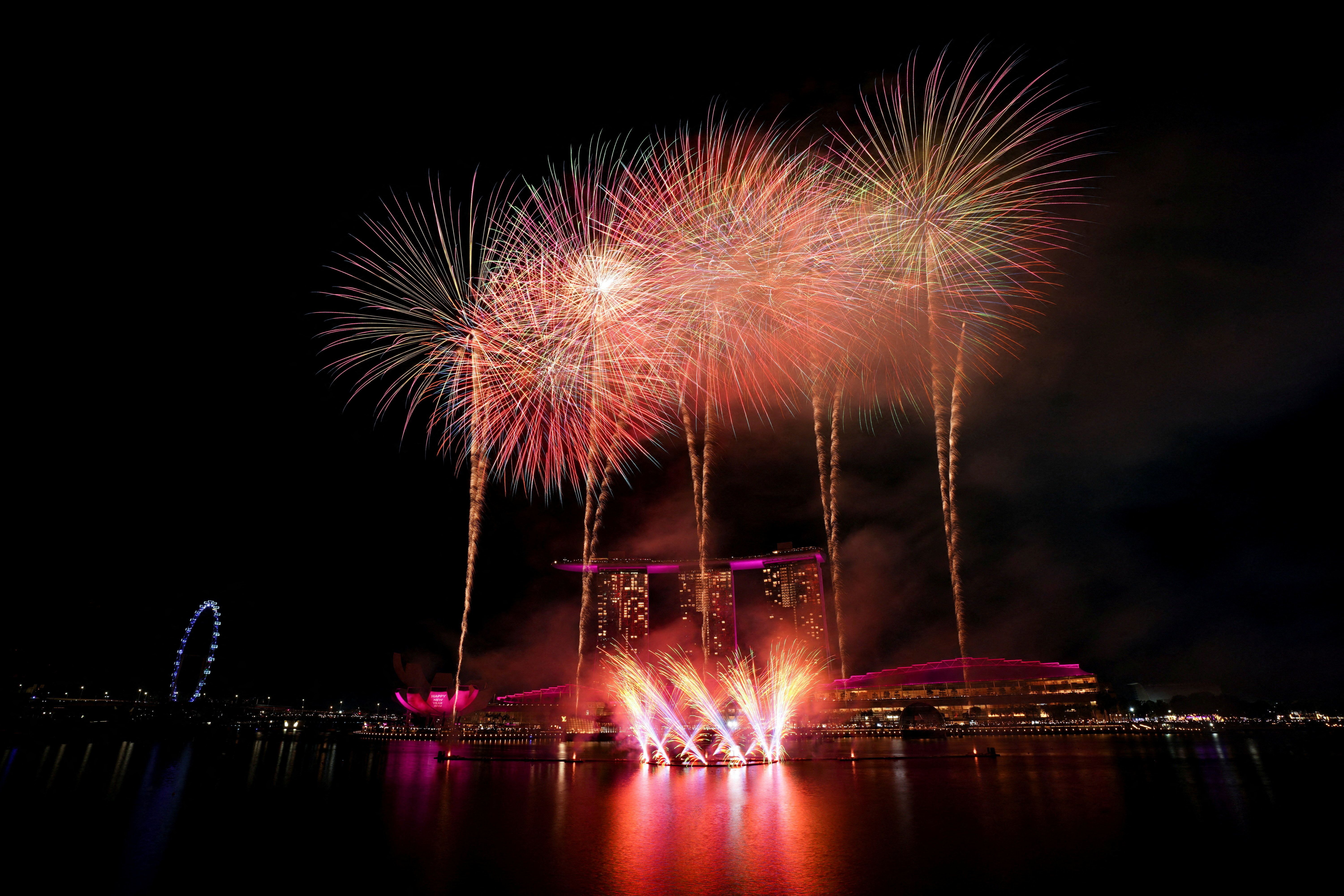 مردم جهان با آتش‌بازی، زنگ کلیسا و شیرجه در آب‌های یخ‌زده سال ۲۰۲۵ را بدرقه کردند