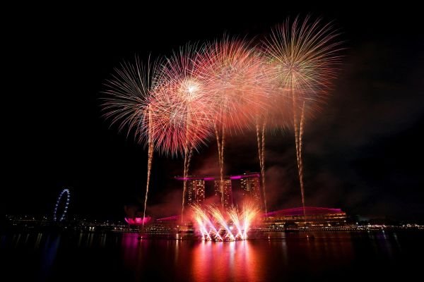 مردم جهان با آتشبازی، زنگ کلیسا و شیرجه در آبهای یخزده سال ۲۰۲۵ را بدرقه کردند