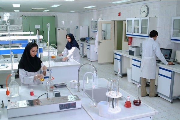 بعد الأطباء والممرضين وأساتذة الجامعات.. قطار الهجرة من إيران يصل إلى الصيادلة