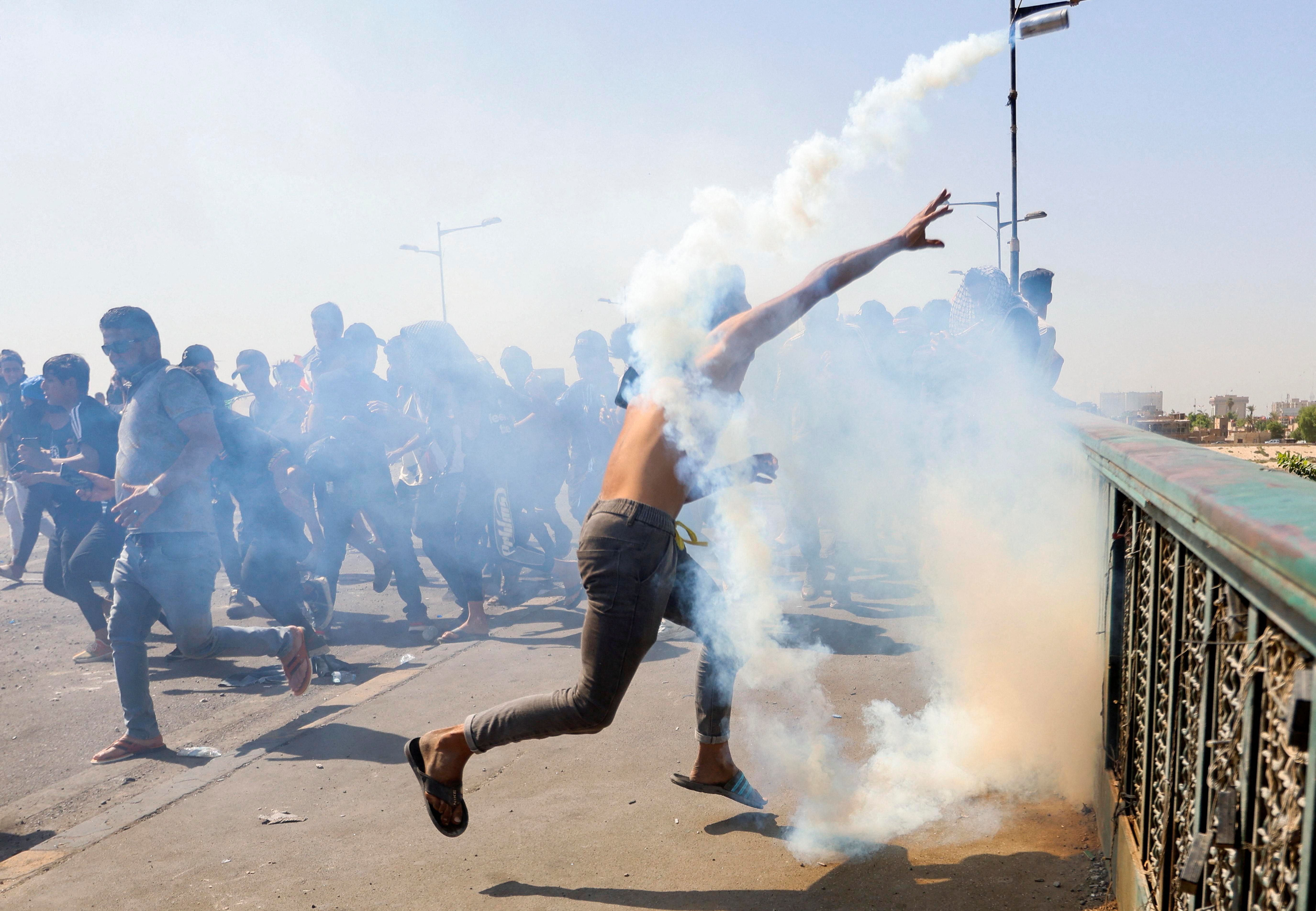 تجمعات اعتراضی در عراق و شلیک راکت ساخت ایران در بصره به خانه‌های مردم