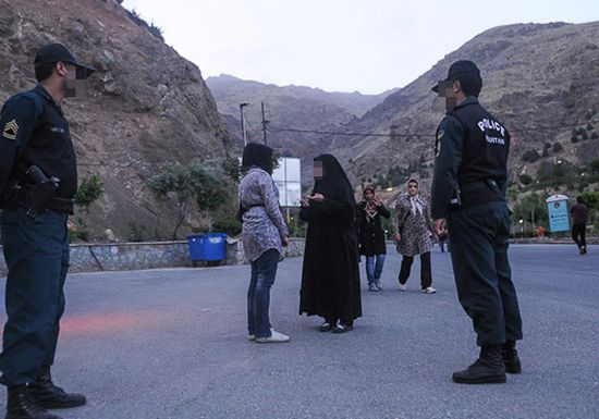 نیروی انتظامی سال‌هاست در کوهستان‌های شمال تهران، ایستگاه‌هایی به نام «پلیس کوهستان» تاسیس کرده است. ماموران پلیس کوهستان که در مناطقی اسکی نیز می‌کنند، وظیفه ایجاد مزاحمت برای دختر و پسرهای جوان، به اتهاماتی از جمله نوع روابط و پوشش را دارند. با این وجود، هیچ کیوسک پلیسی در کوچه محل قتل امیرمحمد خالقی وجود نداشت.