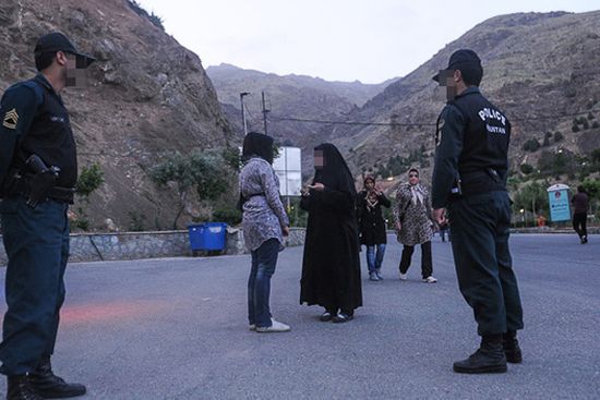 نیروی انتظامی سالهاست در کوهستانهای شمال تهران، ایستگاههایی به نام «پلیس کوهستان» تاسیس کرده است. ماموران پلیس کوهستان که در مناطقی اسکی نیز میکنند، وظیفه ایجاد مزاحمت برای دختر و پسرهای جوان، به اتهاماتی از جمله نوع روابط و پوشش را دارند. با این وجود، هیچ کیوسک پلیسی در کوچه محل قتل امیرمحمد خالقی وجود نداشت.