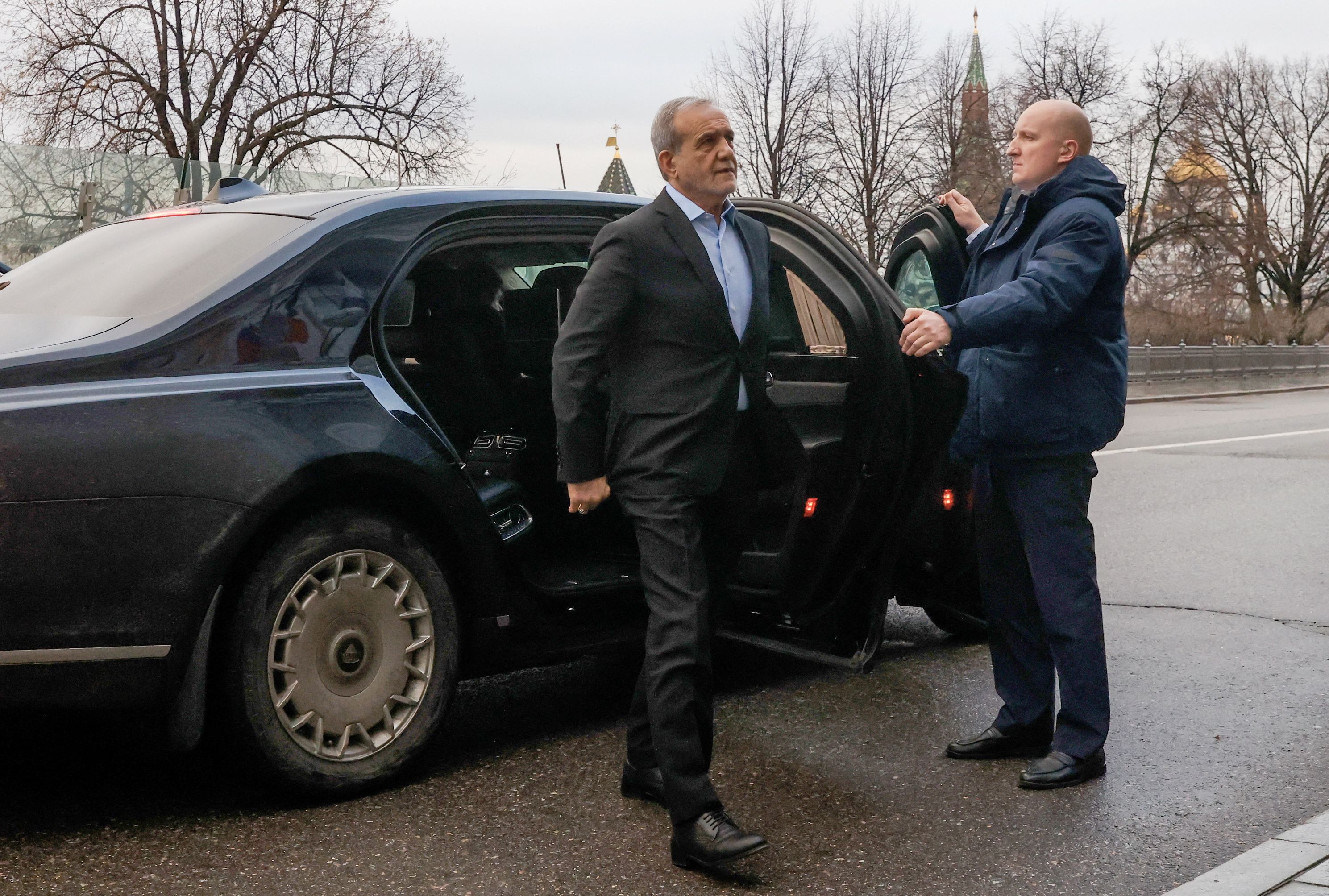 کرملین، پزشکیان و هیات همراه او را برای دیدار پوتین، یک ساعت معطل نگه داشت