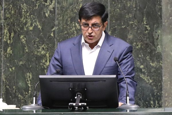 نماینده الیگودرز: با این گرانیها رویمان نمیشود شب یلدا را تبریک بگوییم