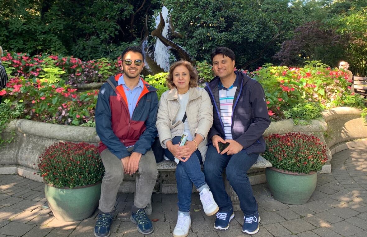  آرمان ابطحی (سمت چپ) در کنار مادر و برادرش، مهران ابطحی