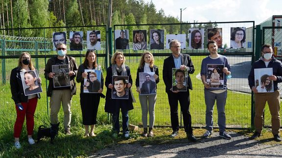 خبرنگاران بدون مرز در اعتراض به بازداشت یک روزنامهنگار از سوی دولت بلاروس تجمع کردند