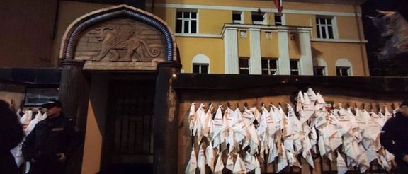 نصب پارچههایی با شعار «زن زندگی آزادی» روی ساختمان سفارت ایران در بلغارستان