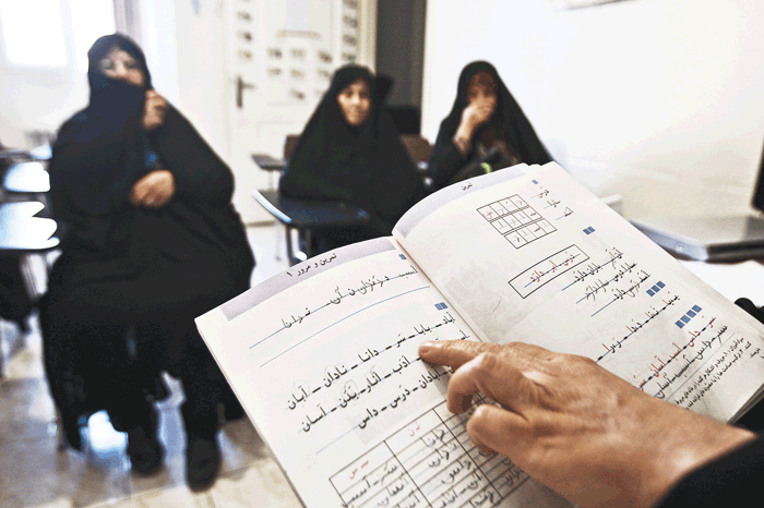 رییس نهضت سوادآموزی: حدود هفت‌ونیم میلیون نفر بی‌سواد مطلق در کشور داریم