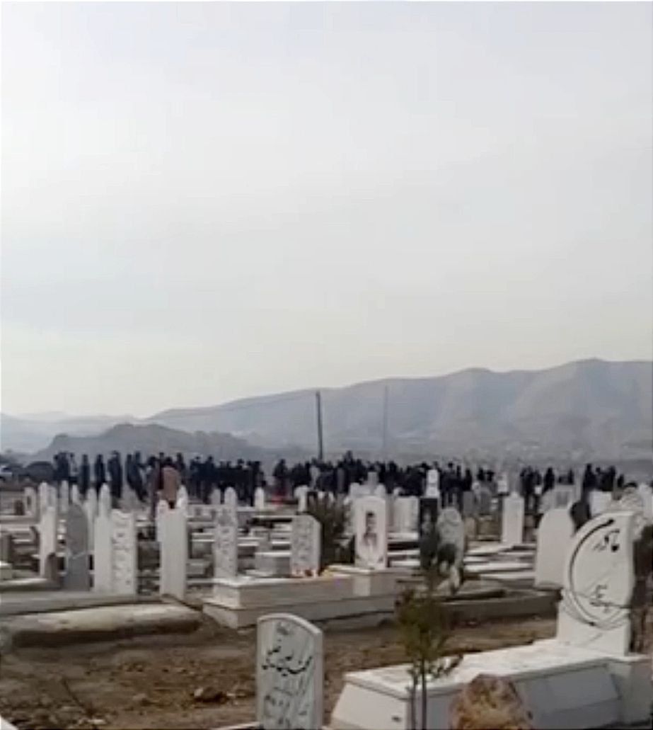 حضور پرشمار مردم در چهلم کشته‌شدگان اعتراضات چهار شهر با وجود منع حکومت