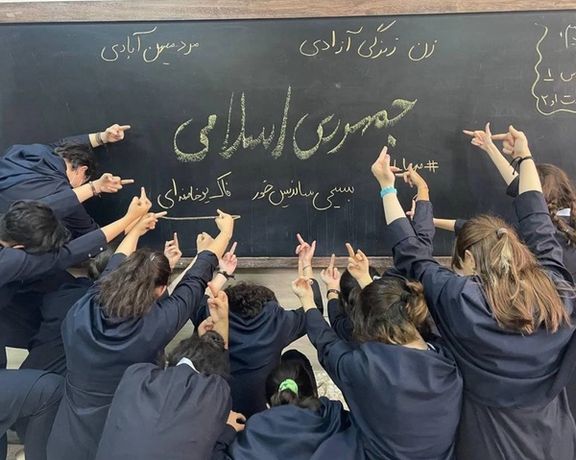 با توافق آموزش و پرورش، نیروی انتظامی در مدارس برای تحمیل حجاب به دانشآموزان اقدام میکند