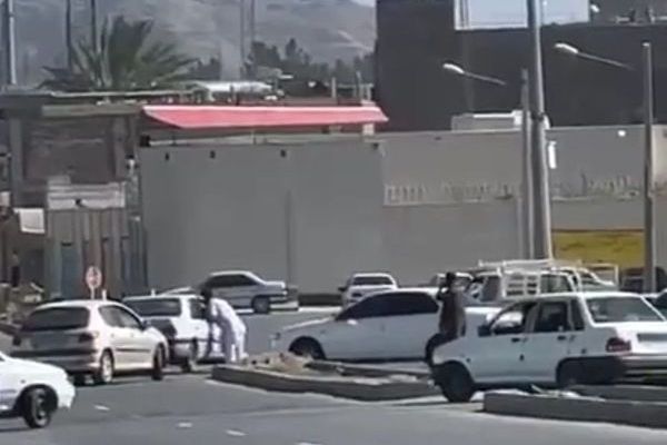 زعيم سُنة إيران يتبرأ من مهاجمة مركز شرطة زاهدان.. وتكهنات بوضعه تحت الإقامة الإجبارية