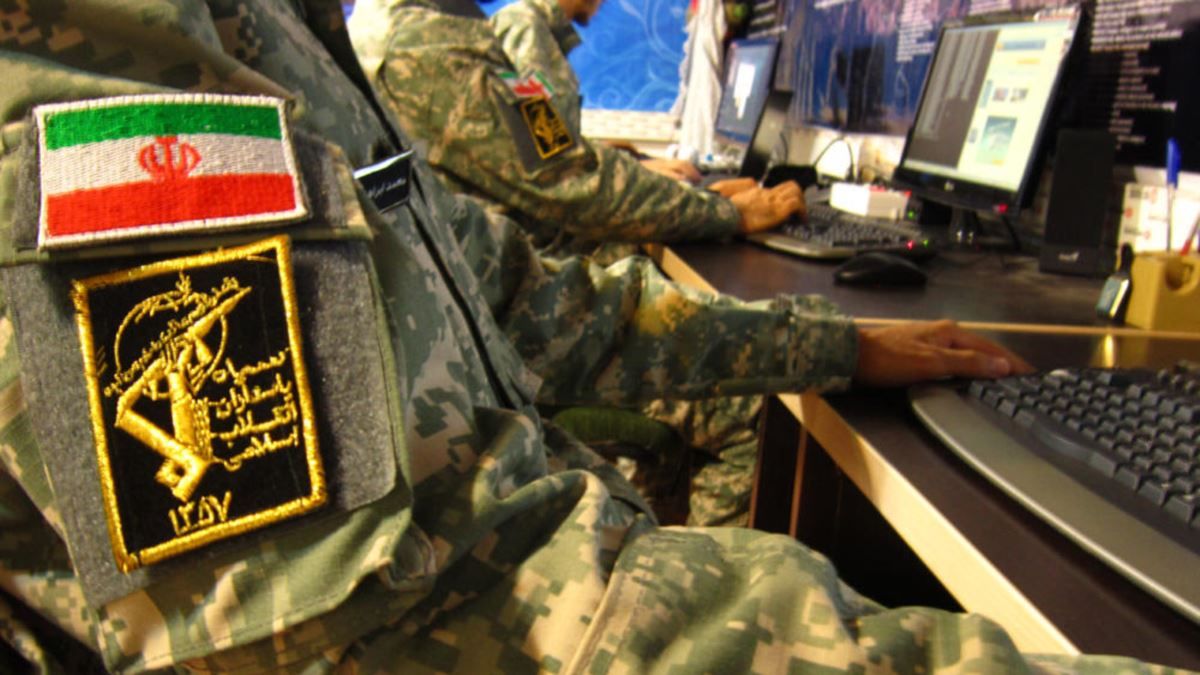A group of IRGC forces behind computers  (file photo)