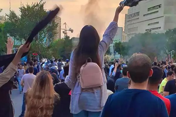 نقابات إيرانية تدعم نضال النساء ضد قمع النظام.. في اليوم العالمي لحظر العنف ضد المرأة